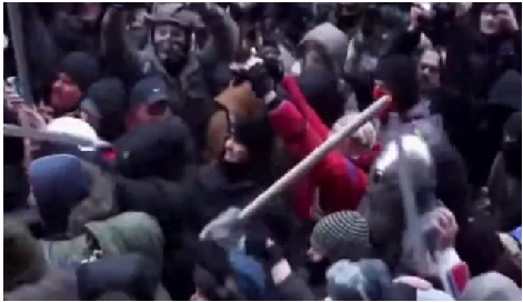Pró Russos avançam sobre policiais de forma desumana, é difícil descrever as cenas de violência. 1.5785863.png